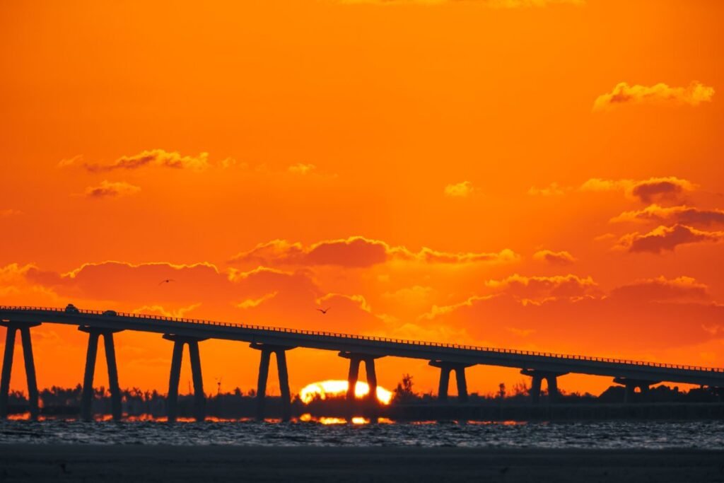 Ponte ao pôr do sol, simbolizando a reconciliação com Deus e com o próximo